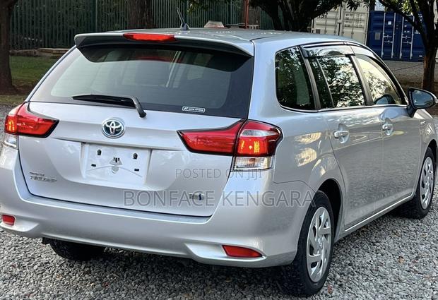 Toyota Corolla Fielder 1.5 Hybrid FWD 2018 Silver
