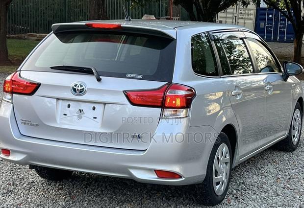 Toyota Corolla Fielder 1.5 Hybrid FWD 2018 Silver