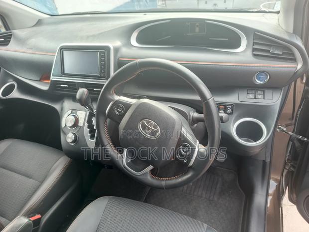 Toyota Sienta 2019 Brown