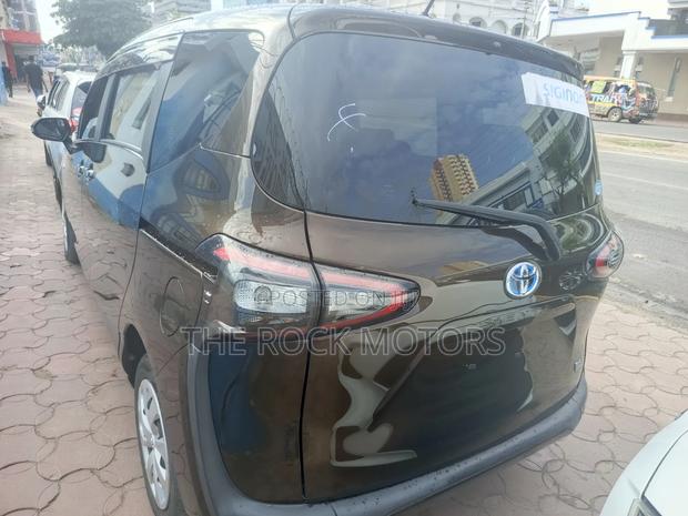 Toyota Sienta 2019 Brown