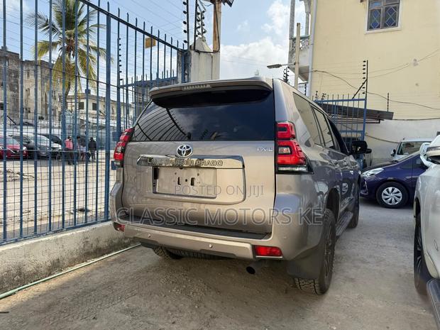 Toyota Land Cruiser Prado 2.7 2022 Gold