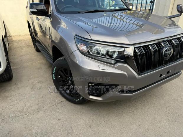 Toyota Land Cruiser Prado 2.7 2022 Gold