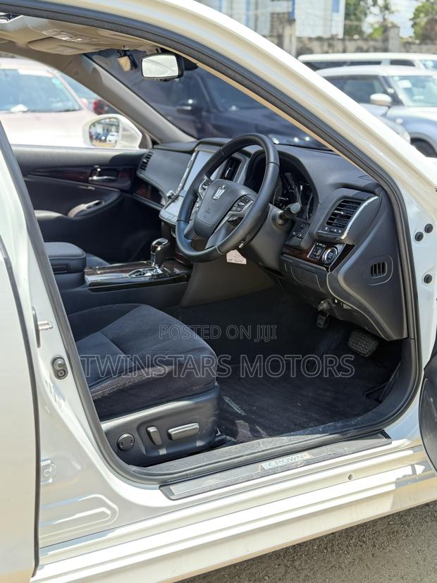 Toyota Crown 2018 White