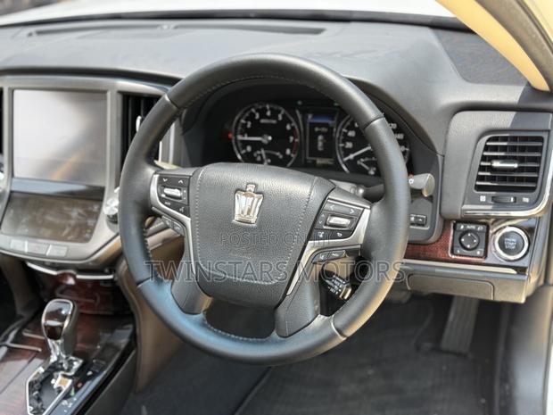 Toyota Crown 2018 White