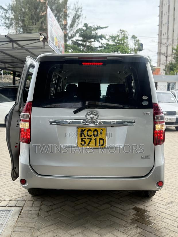 Toyota Noah 2.0 143hp FWD (8 Seater) 2012 Silver
