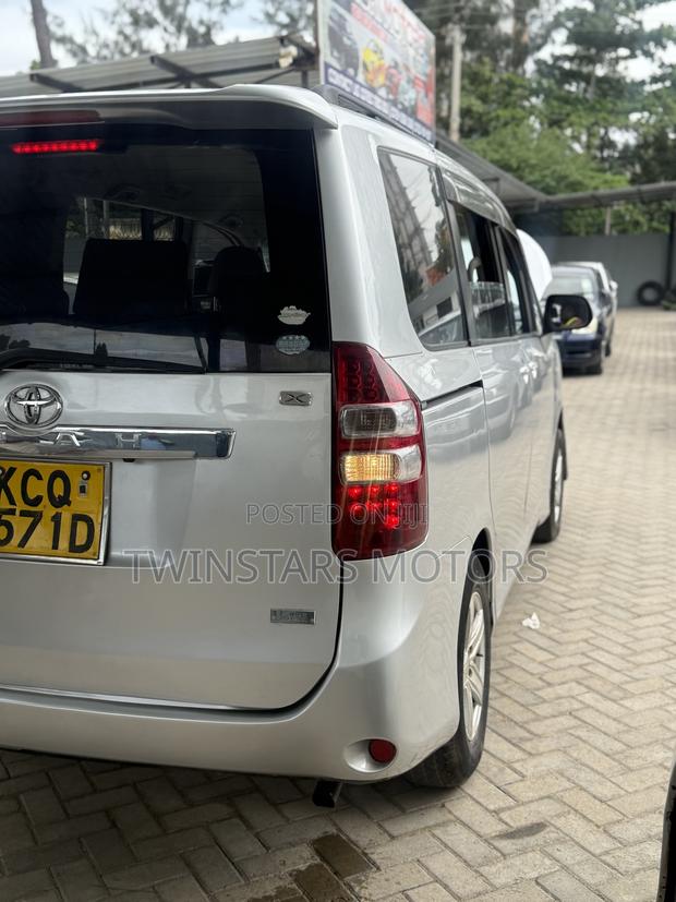 Toyota Noah 2.0 143hp FWD (8 Seater) 2012 Silver