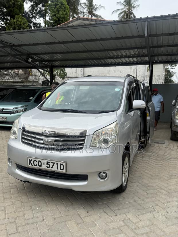 Toyota Noah 2.0 143hp FWD (8 Seater) 2012 Silver