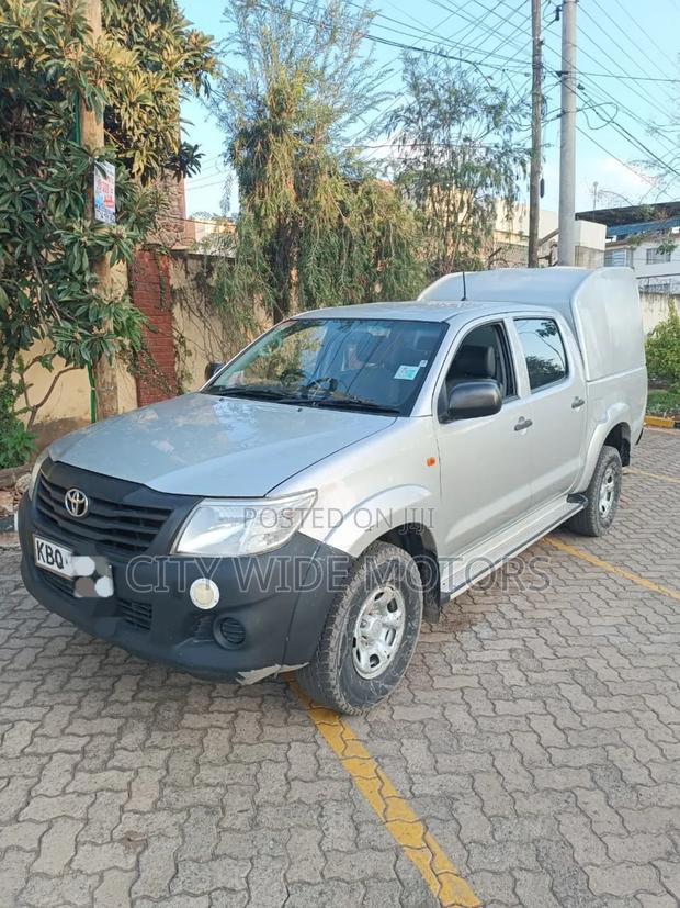 Toyota Hilux 2.5 D-4D 4X4 SRX 2012 Silver