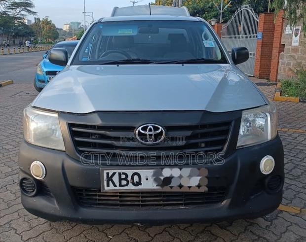 Toyota Hilux 2.5 D-4D 4X4 SRX 2012 Silver
