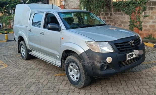 Toyota Hilux 2.5 D-4D 4X4 SRX 2012 Silver
