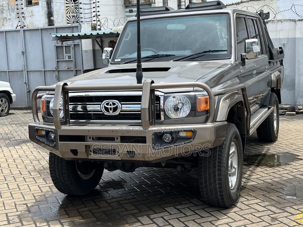 Toyota Land Cruiser 2018 Gold