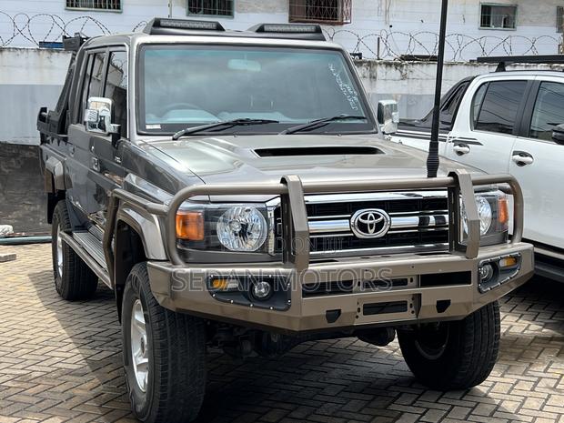 Toyota Land Cruiser 2018 Gold