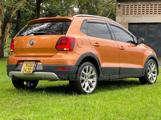 Volkswagen Polo 2015 Yellow
