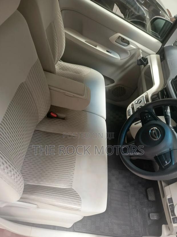 Toyota Roomy 2018 Red