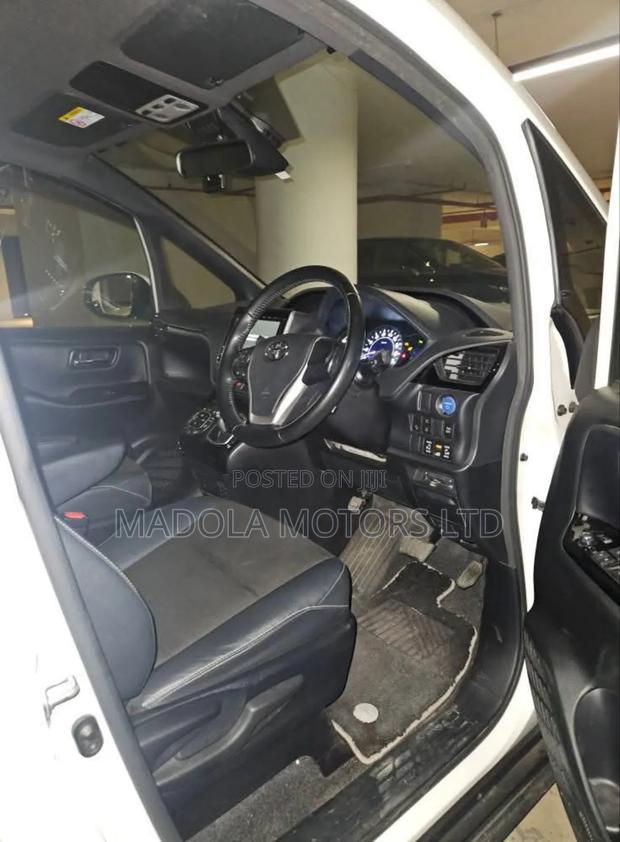 Toyota Noah 1.8 FWD Hybrid (7 seater) 2019 White