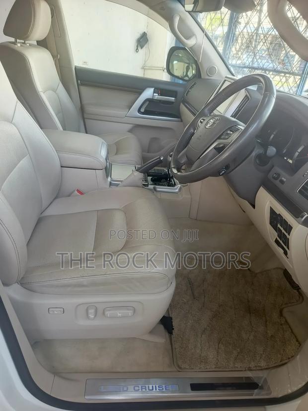 Toyota Land Cruiser Prado 2018 White