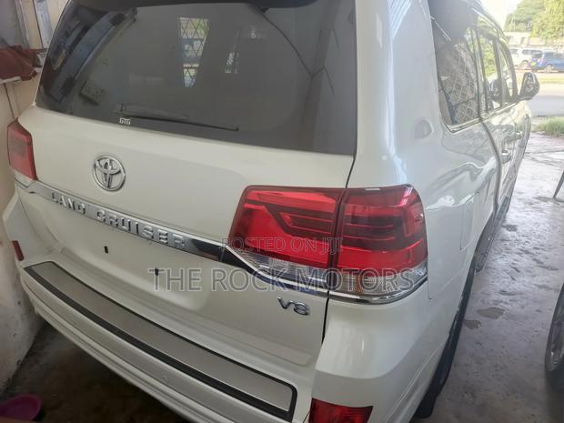 Toyota Land Cruiser Prado 2018 White