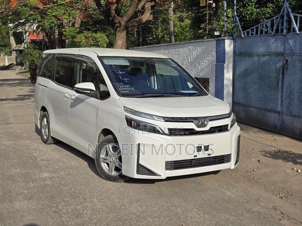 Toyota Voxy 2018 White
