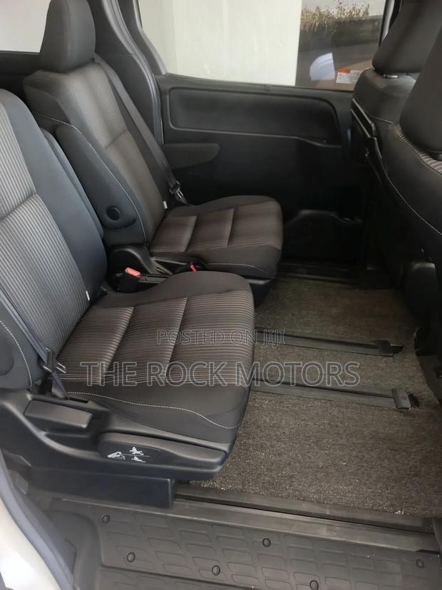 Toyota Noah 2018 White