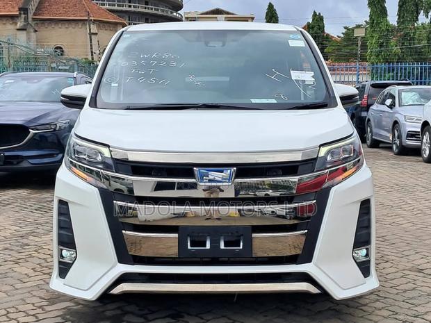 Toyota Noah 1.8 FWD Hybrid (7 seater) 2019 White