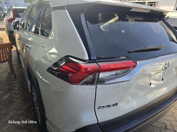 Toyota RAV4 2021 Off white