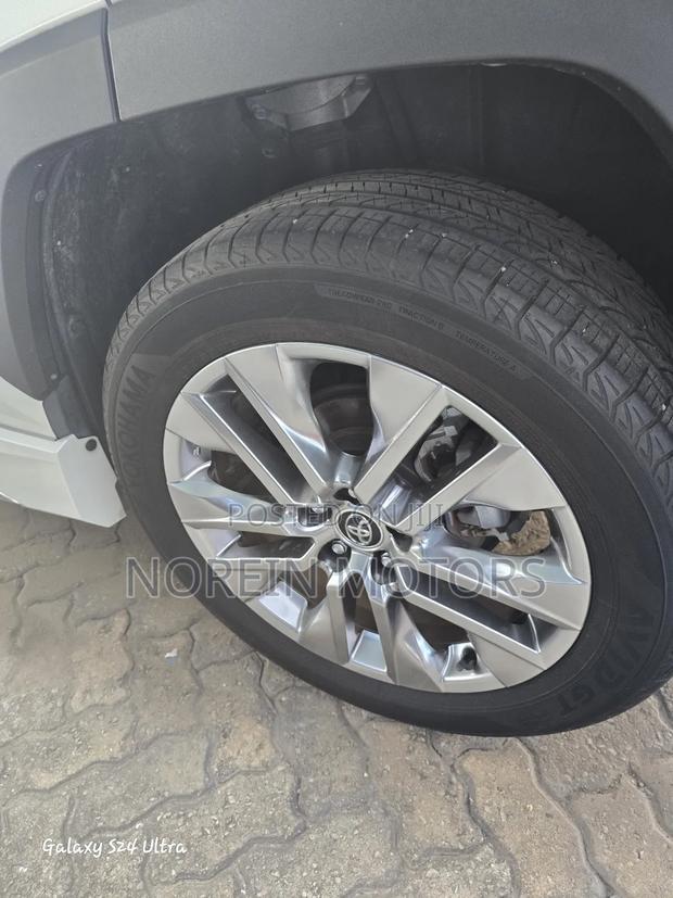 Toyota RAV4 2021 Off white