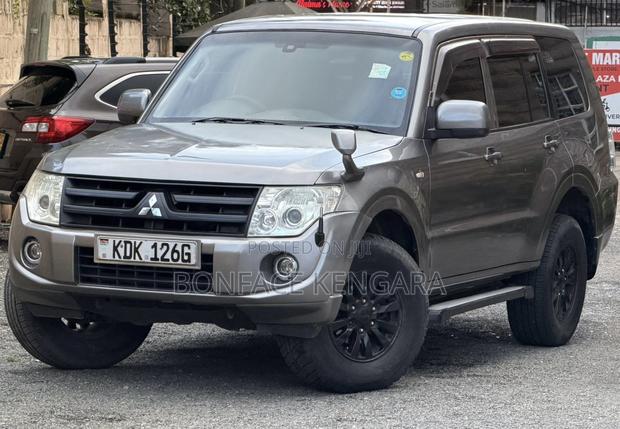 Mitsubishi Pajero 2013 Gray