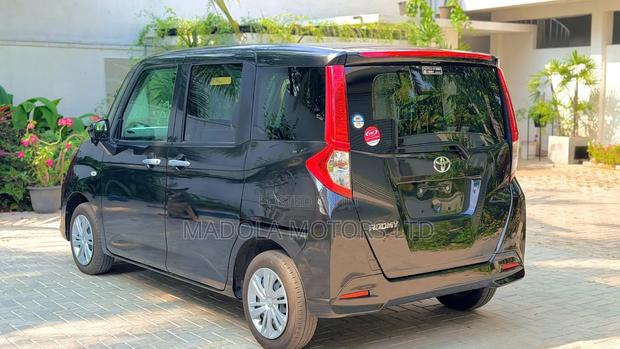 Toyota Roomy 1.0 AWD 2019 Matt Black