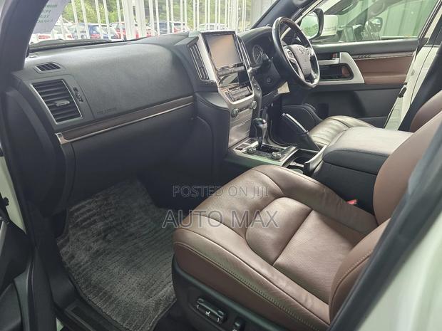 Toyota Land Cruiser 4.6 V8 ZX 2019 White