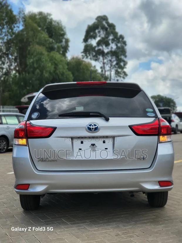 Toyota Corolla Fielder 1.5 Hybrid FWD 2019 Silver