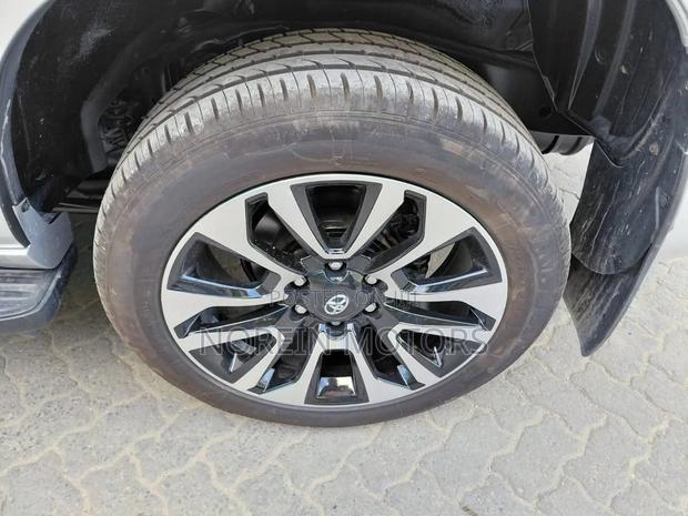 Toyota Land Cruiser Prado 2019 Off white