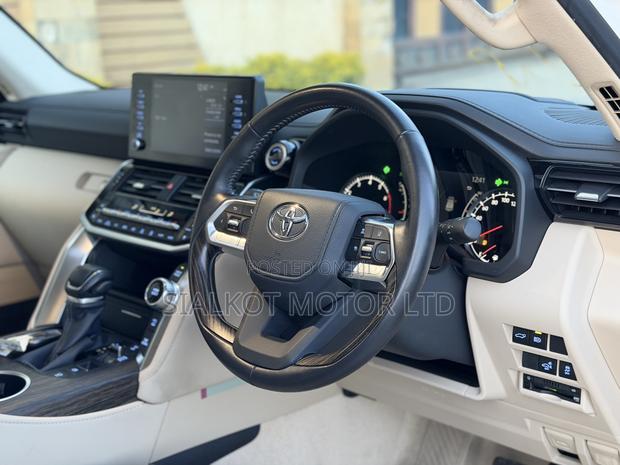 Toyota Land Cruiser LC300 2023 White