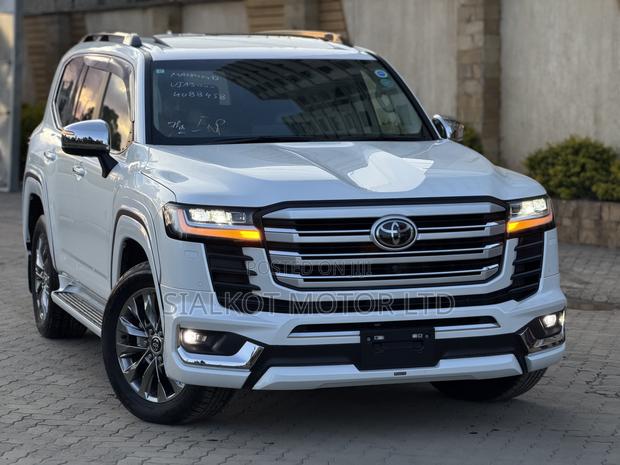 Toyota Land Cruiser LC300 2023 White