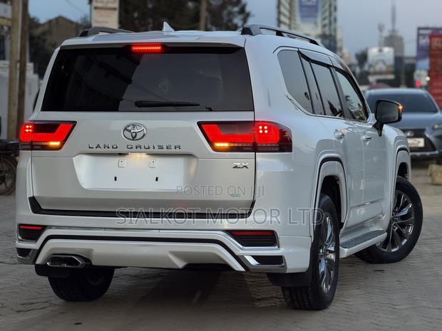 Toyota Land Cruiser LC300 2023 White