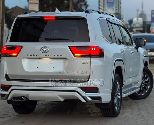 Toyota Land Cruiser LC300 2023 White