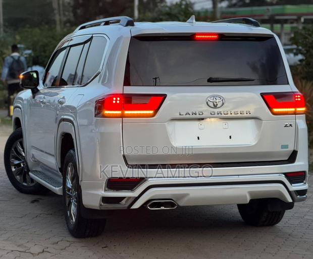 Toyota Land Cruiser LC300 2023 White