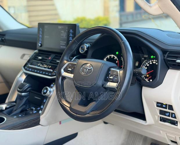 Toyota Land Cruiser LC300 2023 White