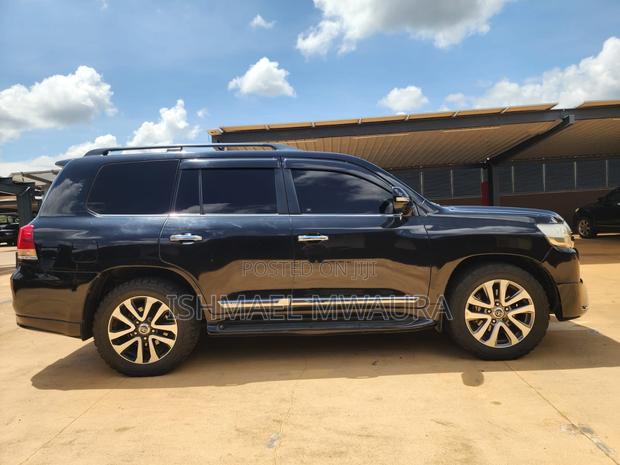 Toyota Land Cruiser 4.6 V8 ZX 2016 Black