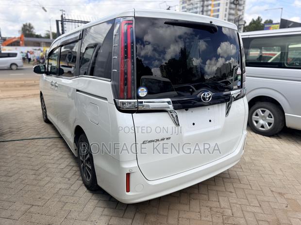 Toyota Esquire 2.0 FWD (7 seater) 2019 White