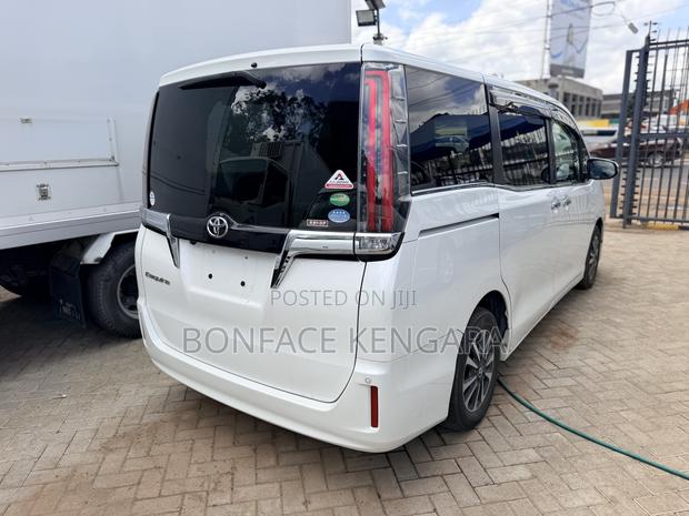 Toyota Esquire 2.0 FWD (7 seater) 2019 White