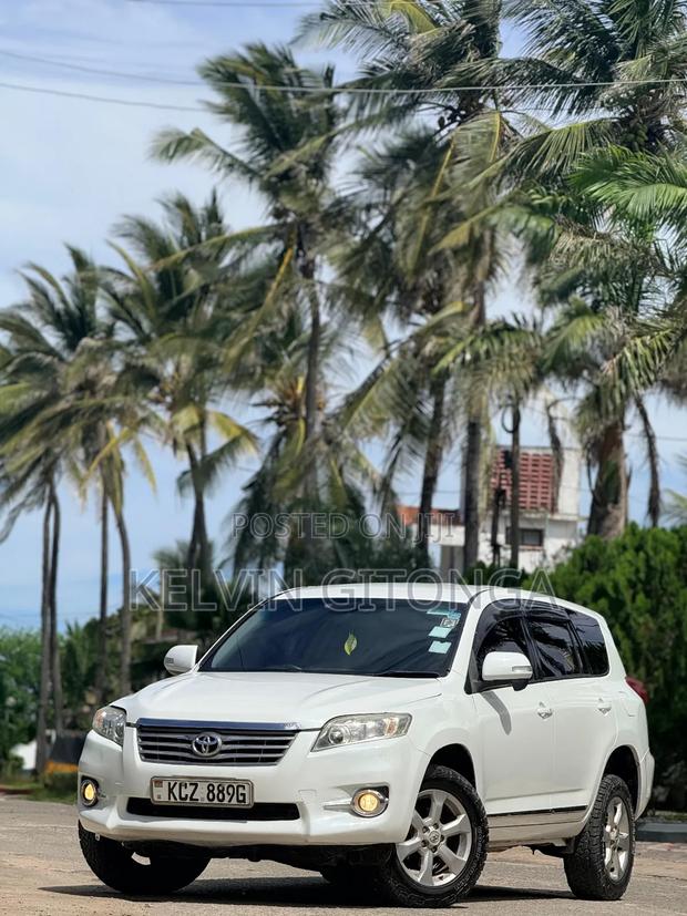 Toyota Vanguard 2013 White