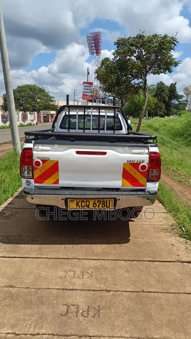 Toyota Hilux 2.5 D-4D SRX 2012 White