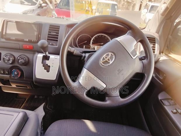 Toyota HiAce 2017 Pearl