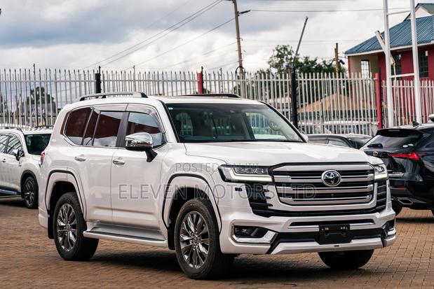 Toyota Land Cruiser LC300 2023 White