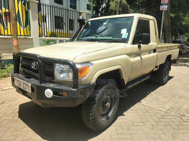 Toyota Land Cruiser 2013 Yellow