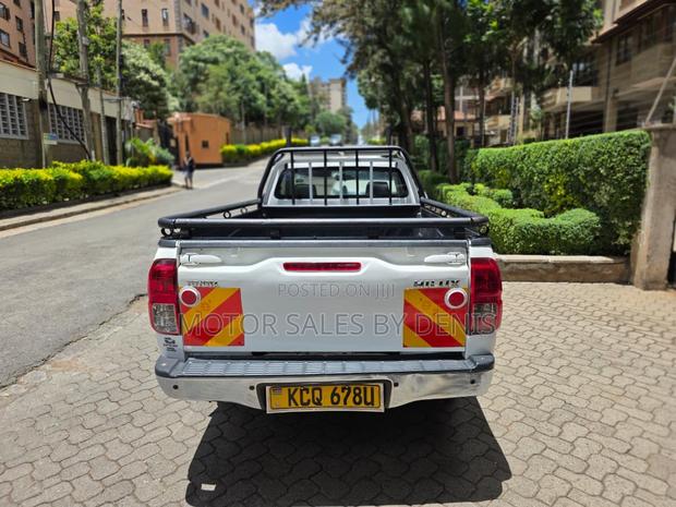 Toyota Hilux 2011 White