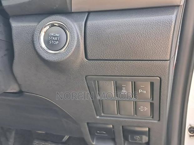 Toyota Hilux 2021 White