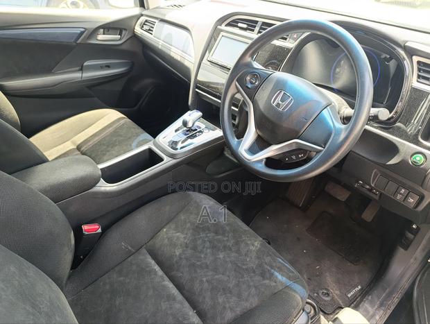 Honda Fit Shuttle 1.5 Hybrid 2WD 2018 Matt Black