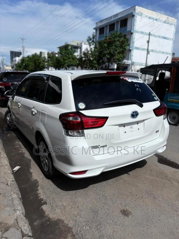Toyota Corolla Fielder 1.5 Hybrid FWD 2020 Pearl