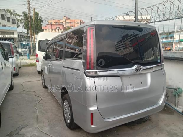 Toyota Noah 2.0 AWD (8 Seater) 2017 Gray